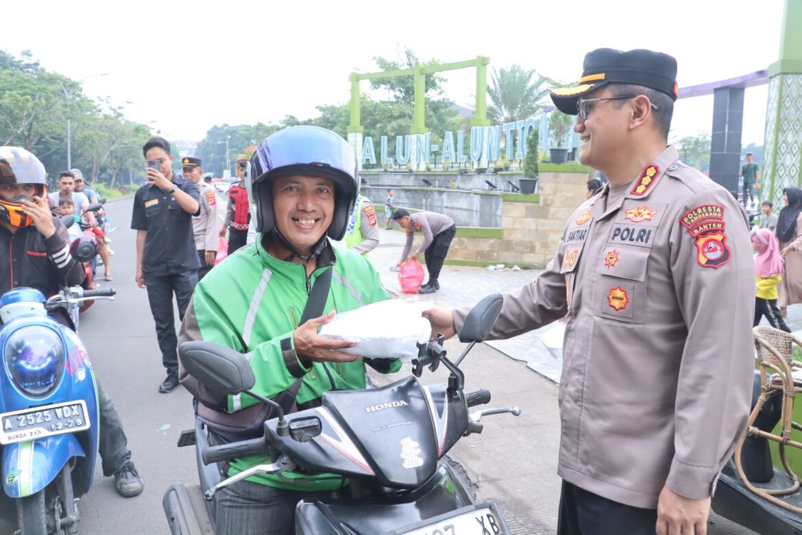 Kapolresta Tangerang Gelar Aksi Berbagi Takjil untuk Masyarakat Jelang Berbuka Puasa