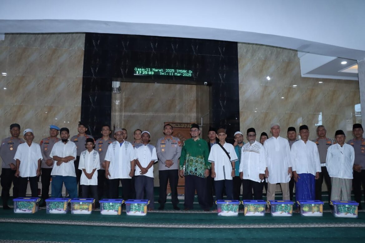 Kapolres Metro Jakbar Sambangi Masjid Uswatun Hasanah, Bagikan Takjil dan Sembako Kepada Marbot