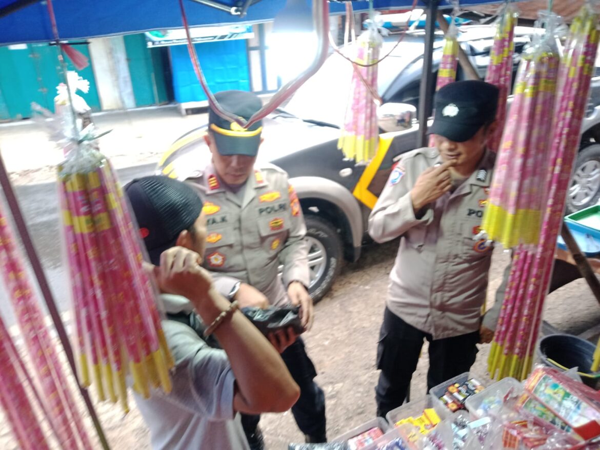 Polsek Panjalu Polres Ciamis Patroli Beri Imbauan dan Tertibkan Pedagang Petasan Selama Ramadhan