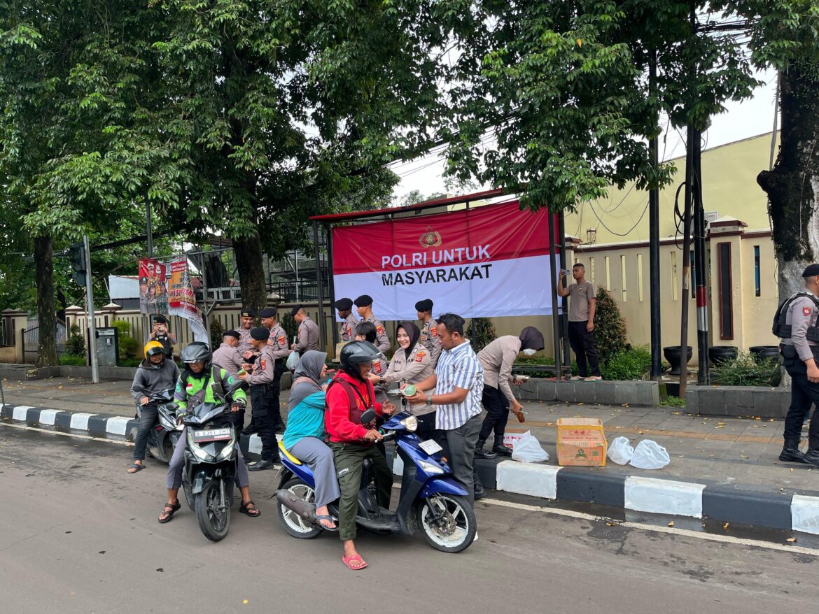 Berbagi Berkah Bulan Suci Ramadan 1446 H, Sat Intelkam Polres Bogor Bagikan Takjil Gratis Kepada Masyarakat Kabupaten Bogor Yang Melintas Depan Mako Polres Bogor