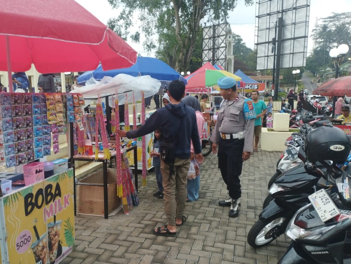 Polsek Sukadana Polres Ciamis Patroli Dialogis Beri Keamanan Warga Saat Ngabuburit