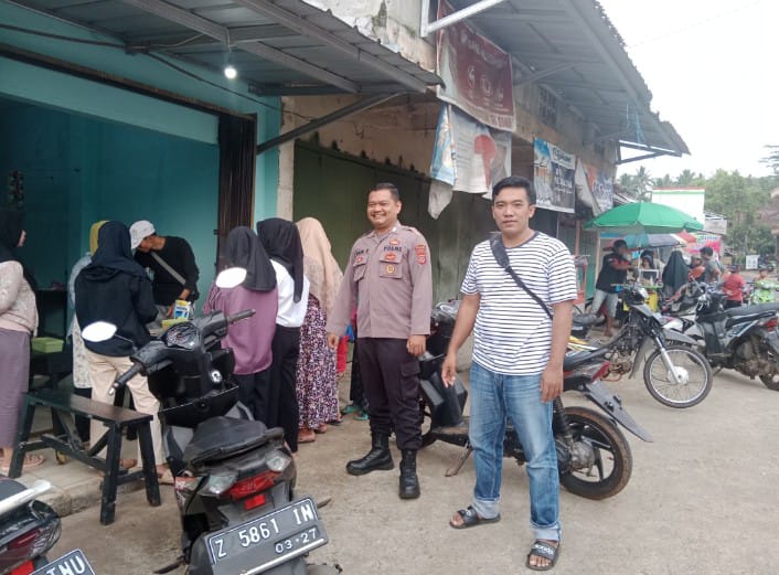 Polsek Sukadana Polres Ciamis Patroli Dialogis Beri Keamanan Warga Saat Ngabuburit