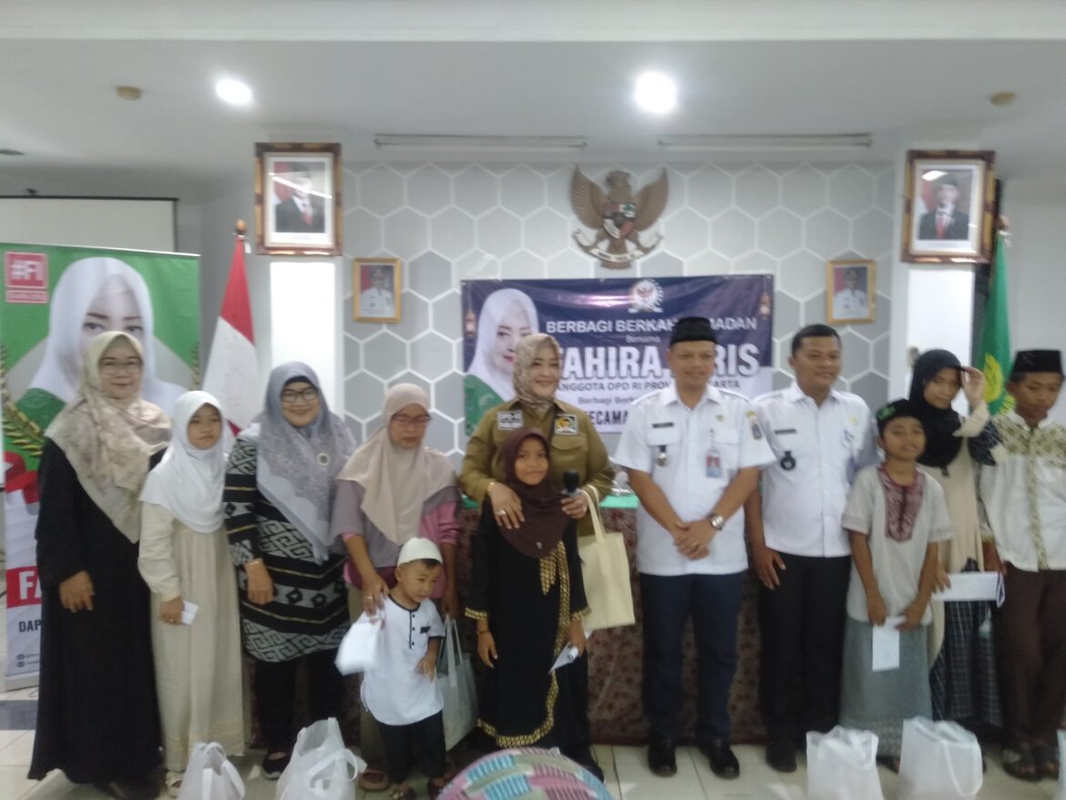 Anggota DPD RI Fahira Idris Berikan Santunan 50 Anak Yatim Dalam Agenda Kunjungan Kerja di Kelurahan Wijaya Kusuma