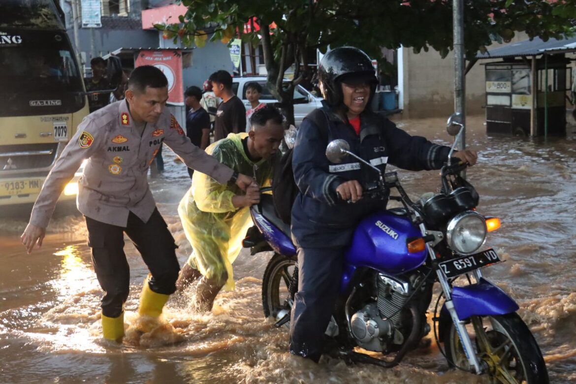 Kapolres Ciamis Turun Langsung Atur Lalu Lintas di Jalan Tergenang Air, Masyarakat Beri Apresiasi