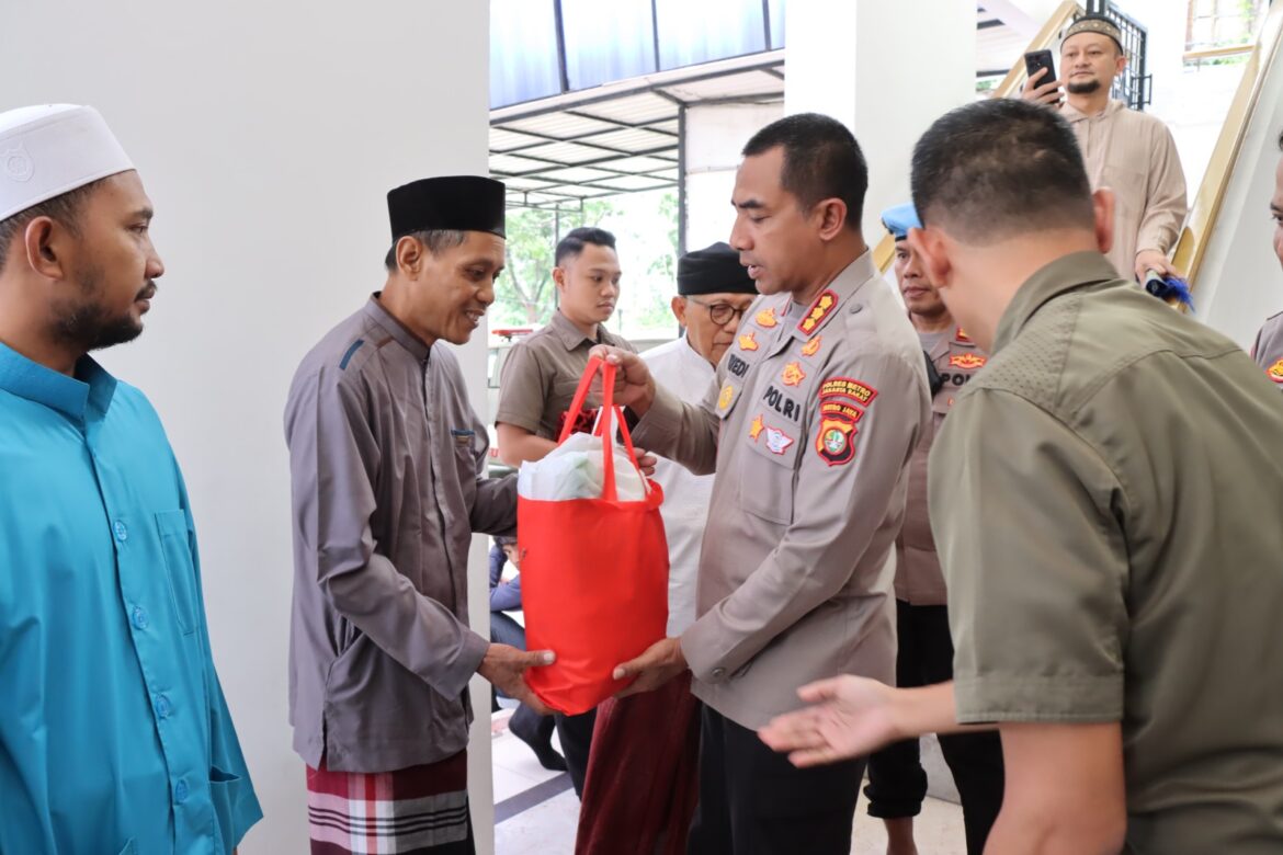 Kombes Pol Twedi Aditya Bennyahdi Salurkan Sembako untuk Marbot Masjid Al Muthmainah