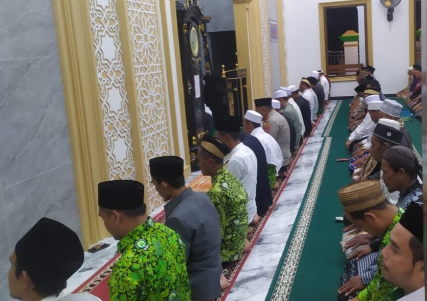 Kapolsek Kresek AKP A. Suryadi bersama Forkopimcam Gunung Kaler laksanakan Sholat Tarawih Keliling di Desa Rancagede Kecamatan Gunung Kaler