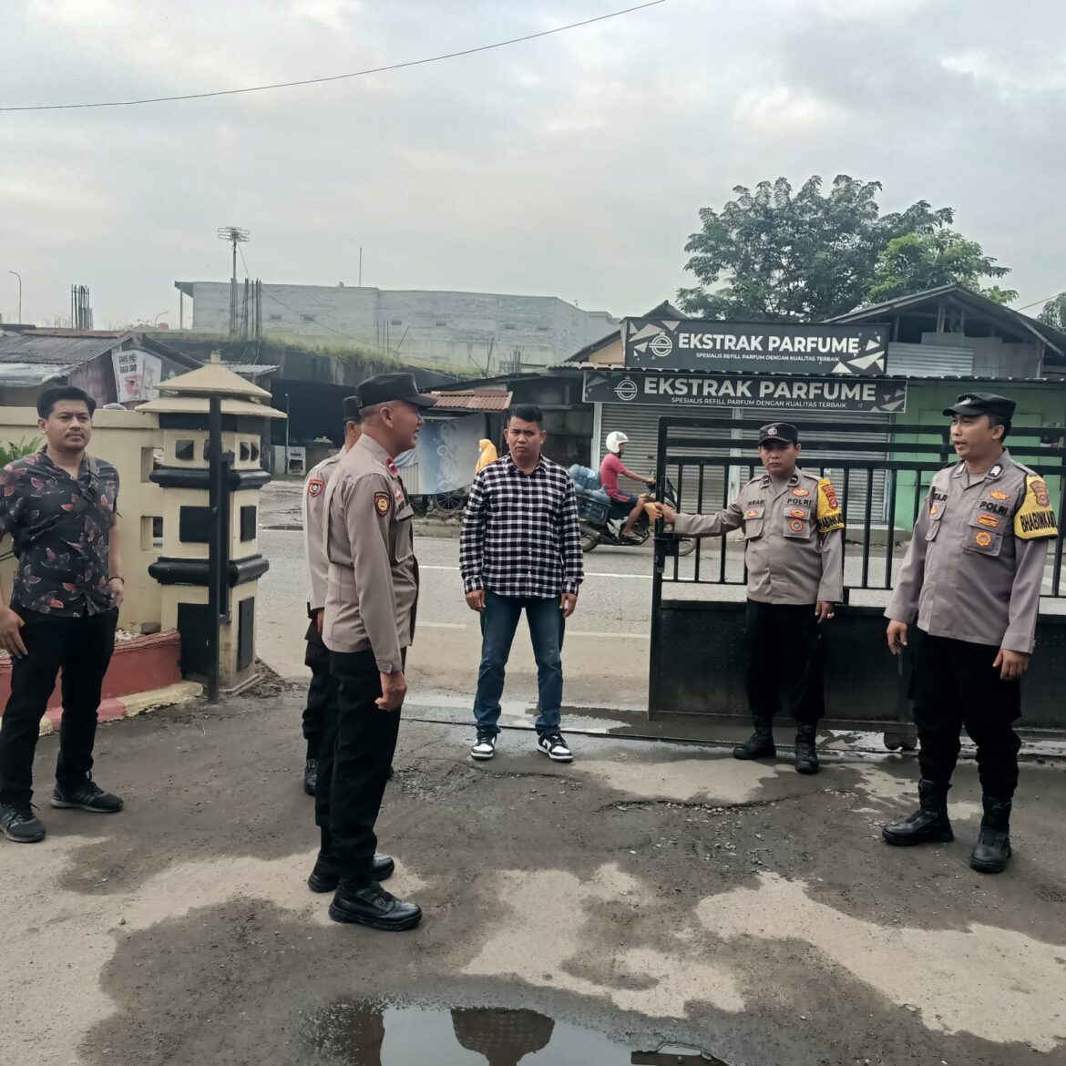 Anggota Polsek Balaraja Melaksanakan Pengamanan Mako Polsek Balaraja pada Pagi Hari Guna Antisipasi Guantibmas