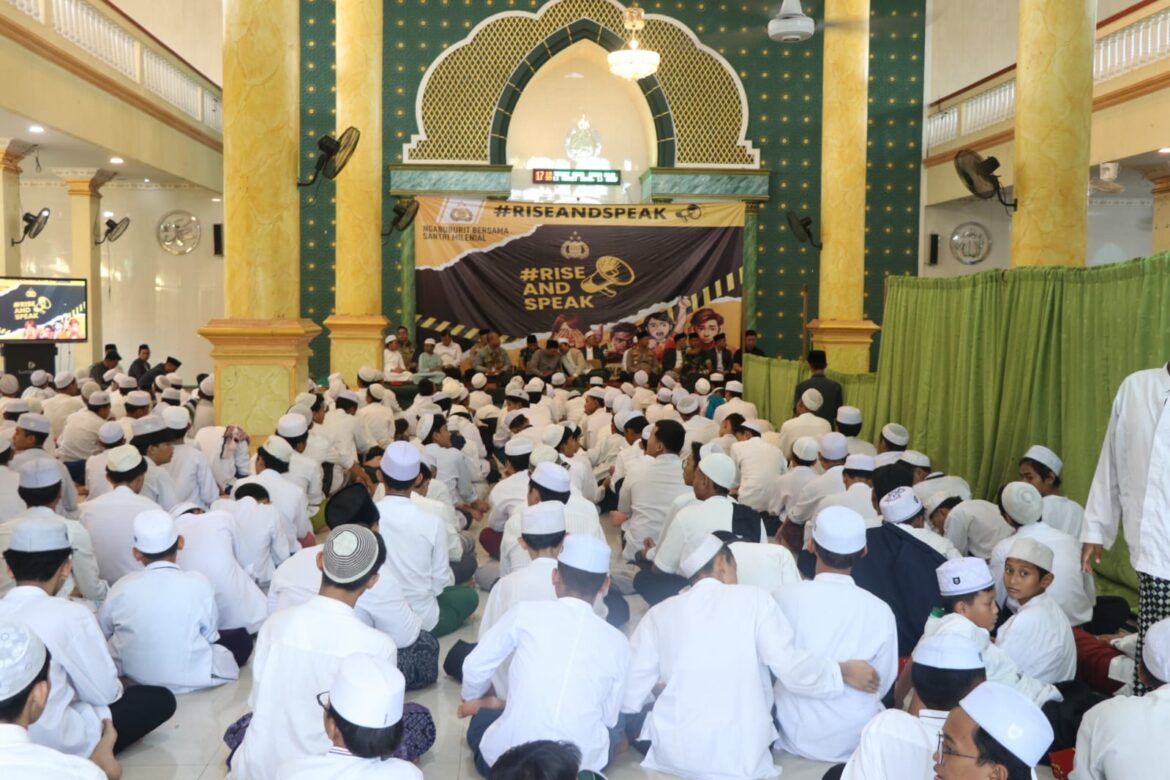 Kapolres Metro Tangerang Kota menghadiri Ngabuburit Bertajuk Rise And Speak, di Ponpes Asshiddiqiah Tangerang