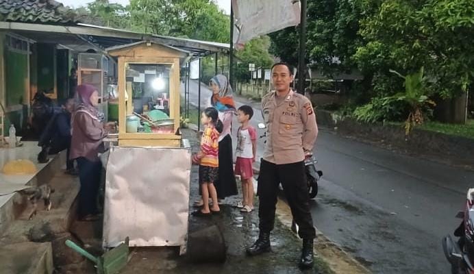 Polsek Ciamis Polres Ciamis Patroli Dialogis Beri Keamanan Warga Saat Ngabuburit di Pusat Kota