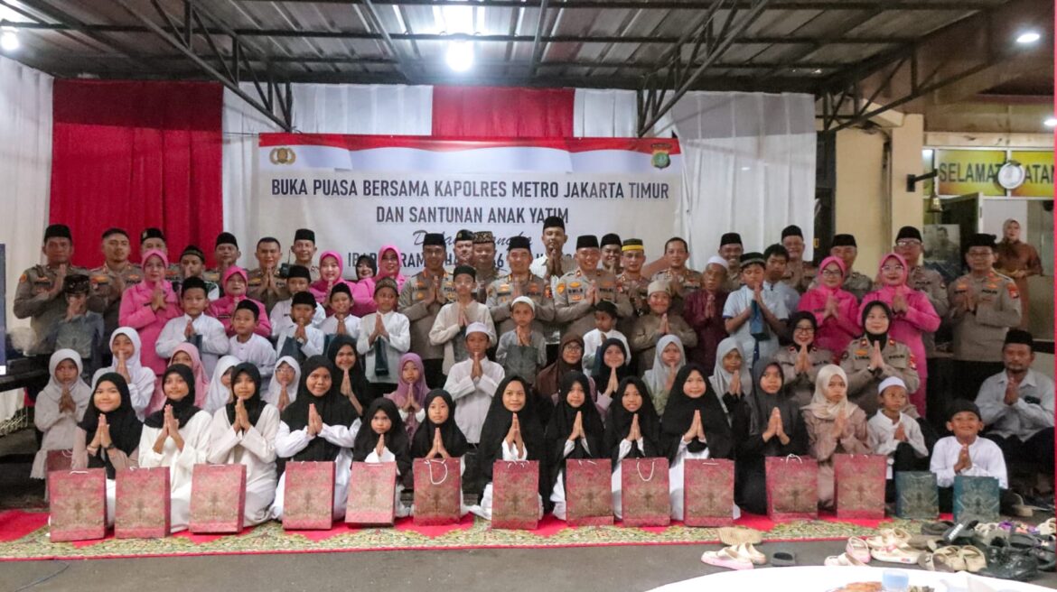 Kapolres Metro Jakarta Timur dan Insan Media Bagikan Ta’jil serta Santunan Anak Yatim Piatu di Bulan Suci Ramadhan 1446 H