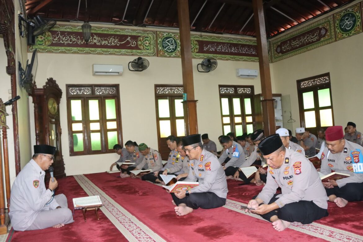 Tadarusan Saban Pagi, Rutinitas Personel Polresta Tangerang Selama Ramadan