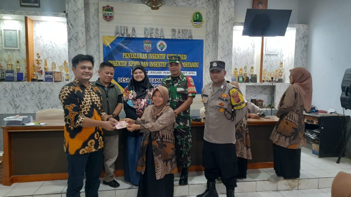 Bhabinkamtibmas Desa Rawa Monitoring Penyaluran Insentif Guru PAUD, KPMD, dan Kader Posyandu