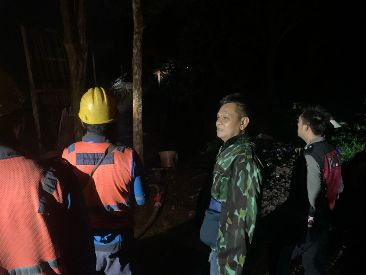 Polsek Cijeungjing Polres Ciamis Datangi TKP Kebakaran, Ribuan Ayam Hangus Terbakar
