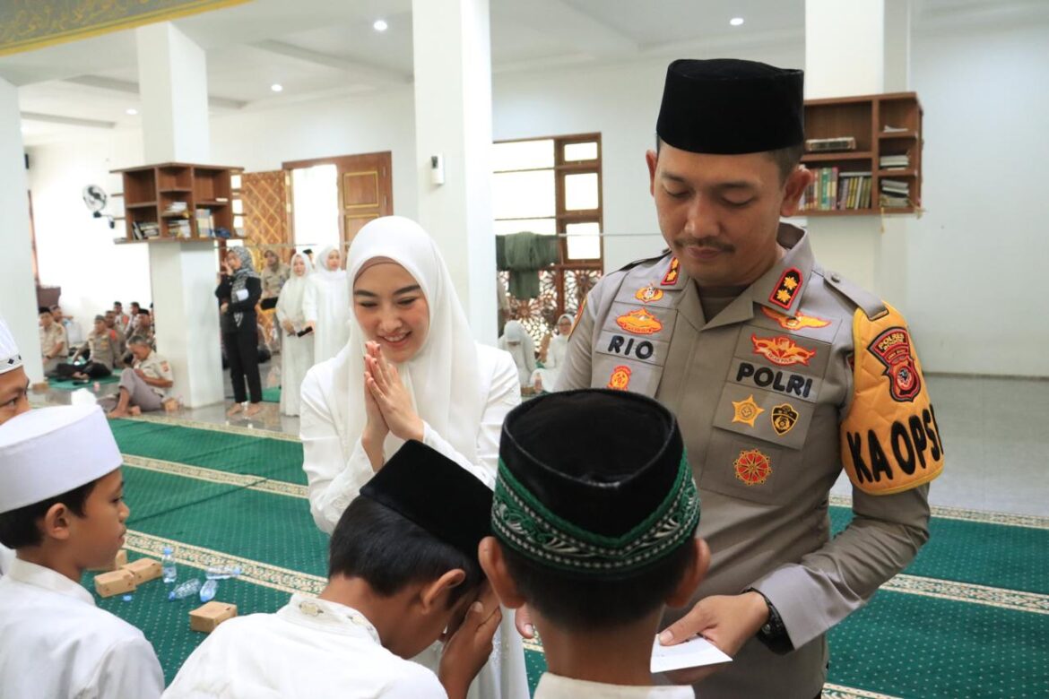 Kapolres Bogor Laksanakan Bansos Kepada Anak Yatim Menjelang Buka Puasa di Mako Polres Bogor