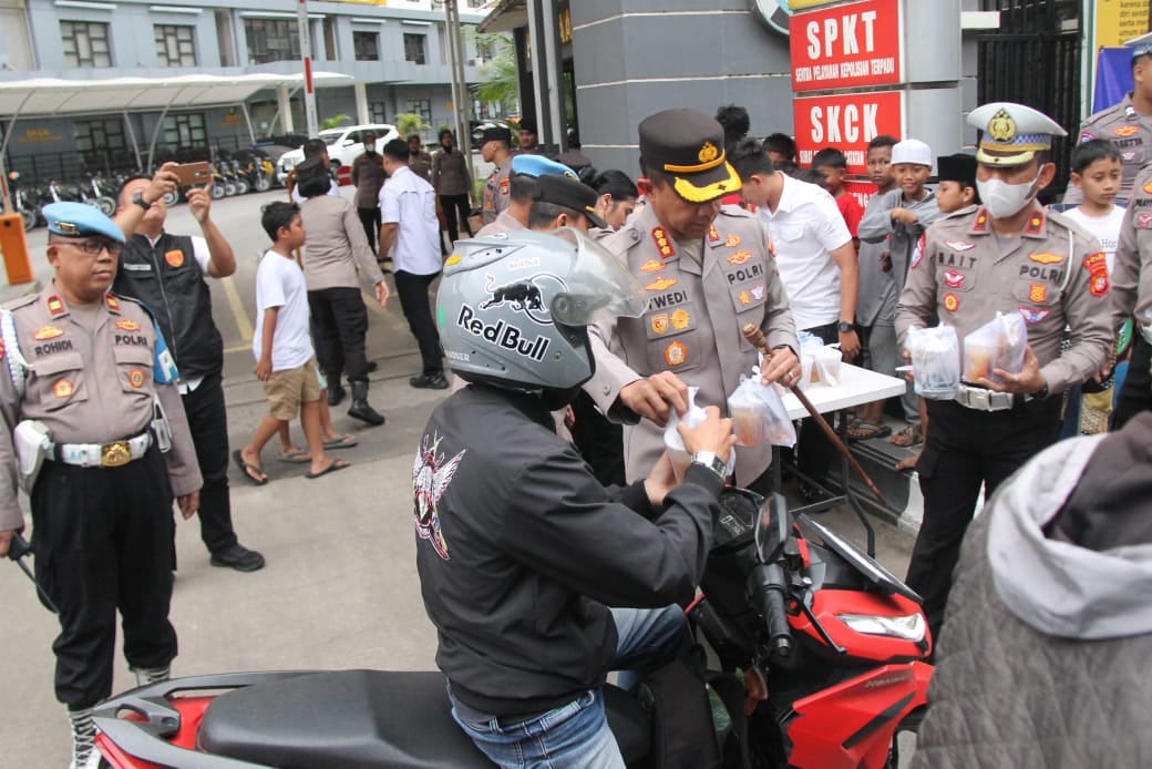 Polantas Berbagi, Kapolres Metro Jakarta Barat Bersama Satlantas Bagikan Takjil untuk Pengendara