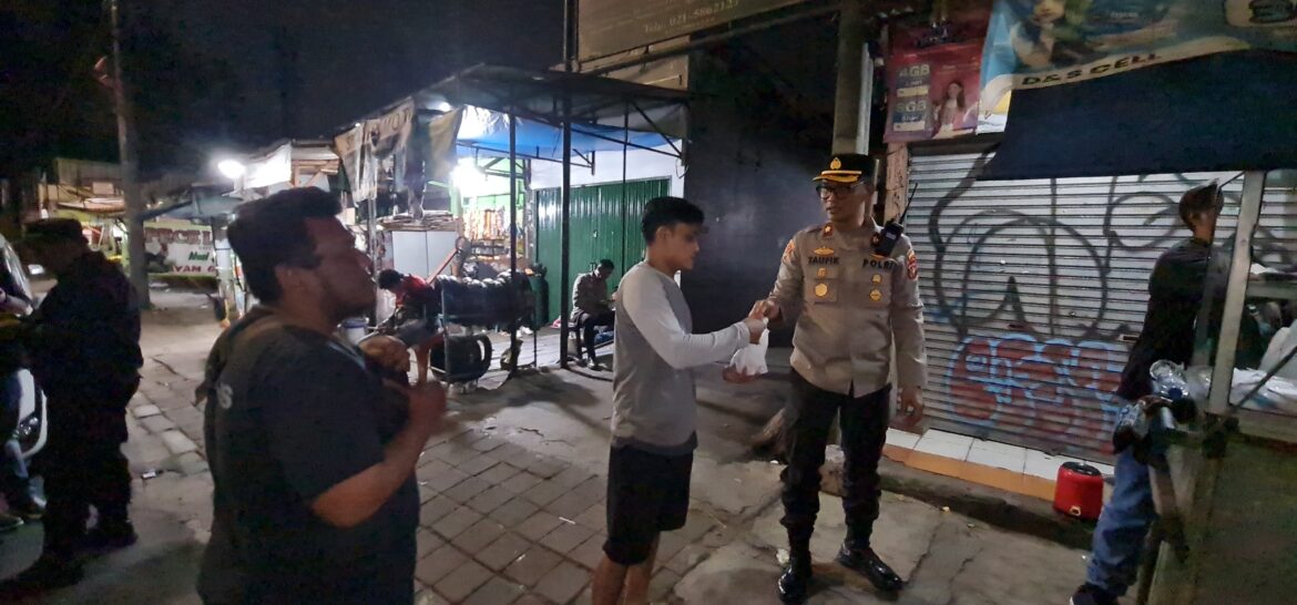 Tebar Kebaikan di Bulan Ramadhan, Polsek Kembangan Bagikan Makanan Sahur Sambil Jaga Keamanan