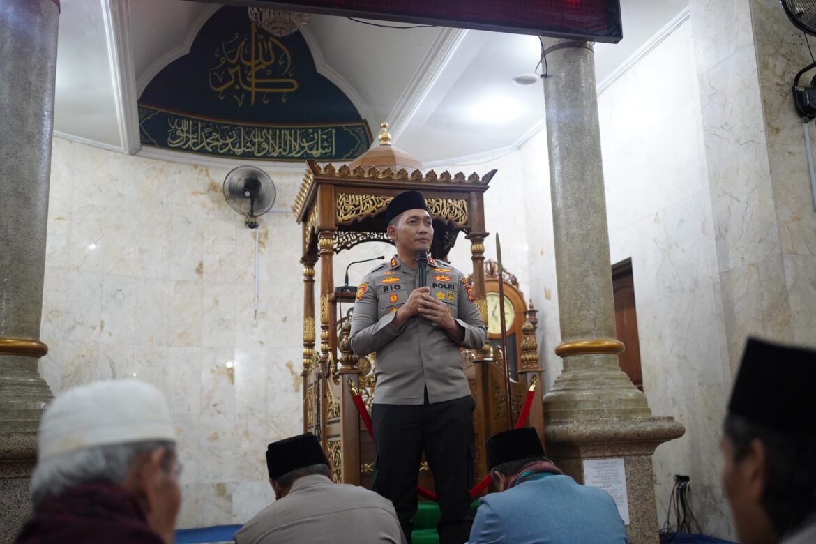 Kapolres Bogor Ciptakan Silahturahmi dan Wujud Harkamtibmas bersama Warga Masyarakat  Laksanakan Sholat Subuh Berjamaah