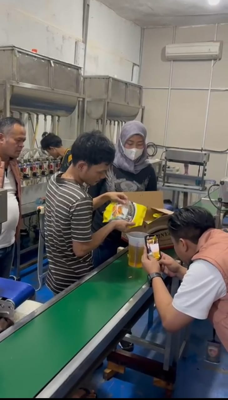 Polres Jakbar Bongkar Produksi Minyakkita Tanpa Izin Produksi Dengan Kemasan Volume Tidak Sesuai Standar