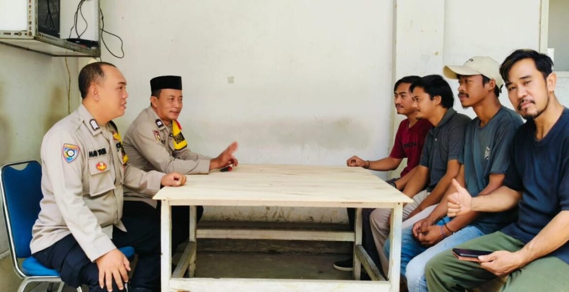 Personil Bhabinkamtibmas Polsek Balaraja Melaksanakan Sambang & Poliran (Polisi Peduli Pengangguran) Skaligus Memberi Pesan Kamtibmas Kepada Desa Binaan