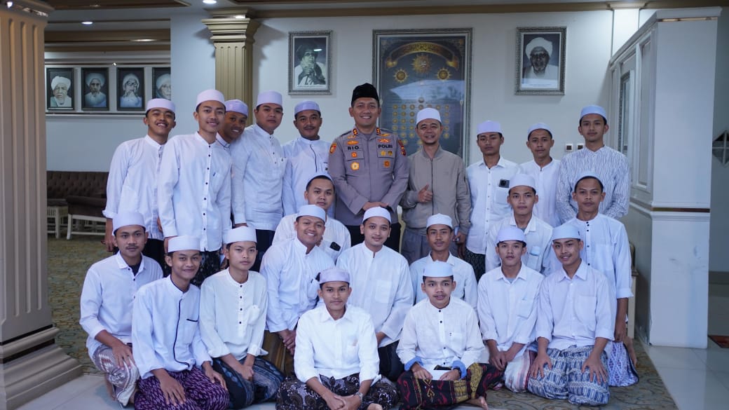 Kapolres Bogor AKBP Rio Wahyu Anggoro Berikan Santunan kepada Anak Yatim di Kediaman Habib Nabil
