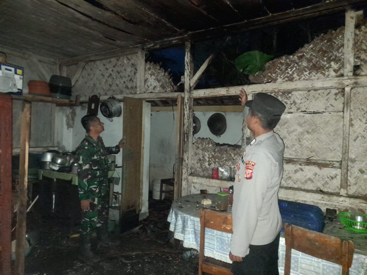 Diduga Konsleting Listrik, Polsek Rajadesa Polres Ciamis Datangi TKP Kebakaran Rumah di Sirnajaya