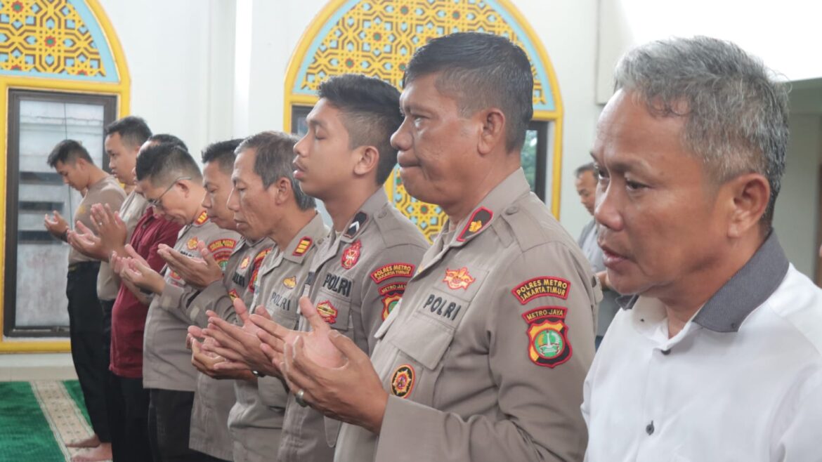 Polres Metro Jakarta Timur Gelar Sholat Ghoib untuk Tiga Anggota Polri yang Gugur di Way Kanan Lampung