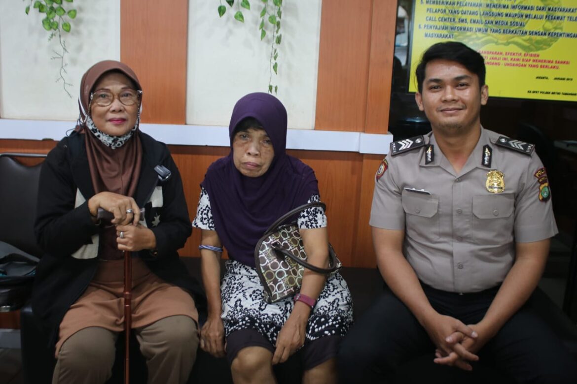 Polsek Metro Tamansari Bantu Ibu Tersesat Kembali ke Pelukan Keluarga