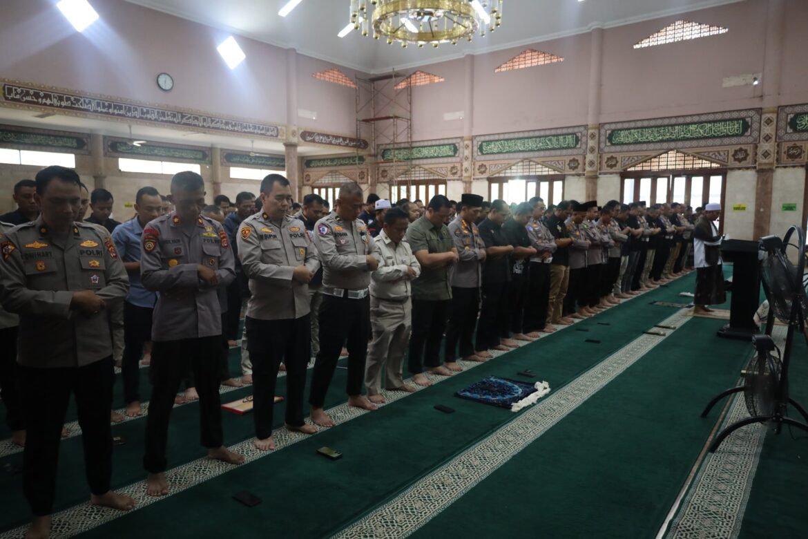 Polda Banten Gelar Salat Ghaib Personel yang Gugur dalam Tugas di Way Kanan