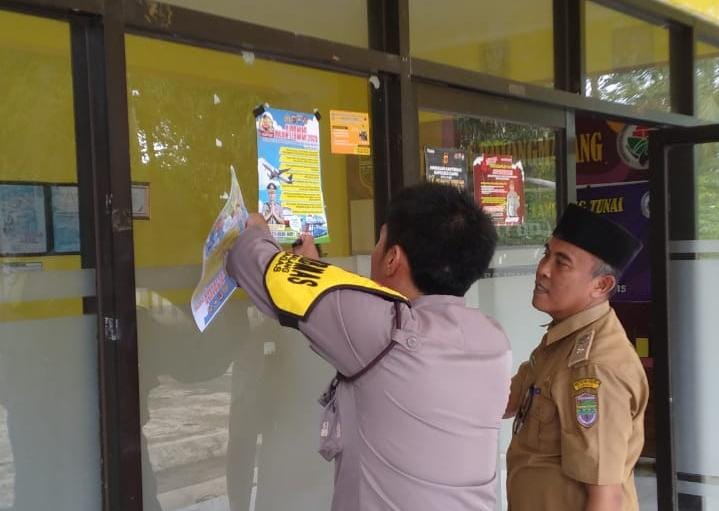 Polsek Cimaragas Pasang Baliho dan Pamflet Himbauan Mudik Lebaran 2025