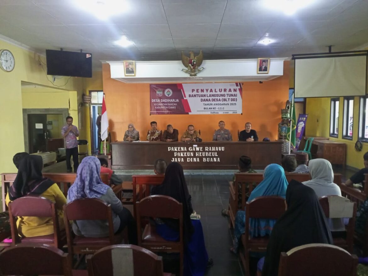 Pantau Penyaluran BLT DD, Polsek Rancah Polres Ciamis Beri Imbauan Kamtibmas ke Warga