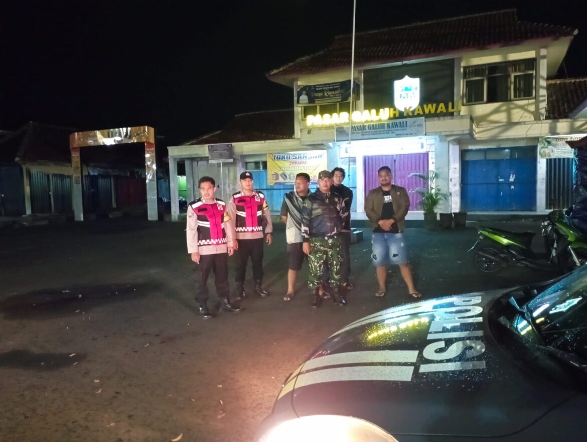 Jaga Harkamtibmas, Polsek Kawali Intensifkan Patroli Gabungan Kewilayahan Saat Malam Hari
