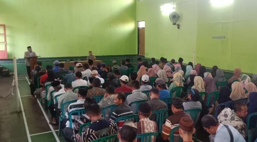 Polsek Ciamis Polres Ciamis Monitoring Distribusi Insentif RT/RW se-Desa Cisadap Jelang Idul Fitri