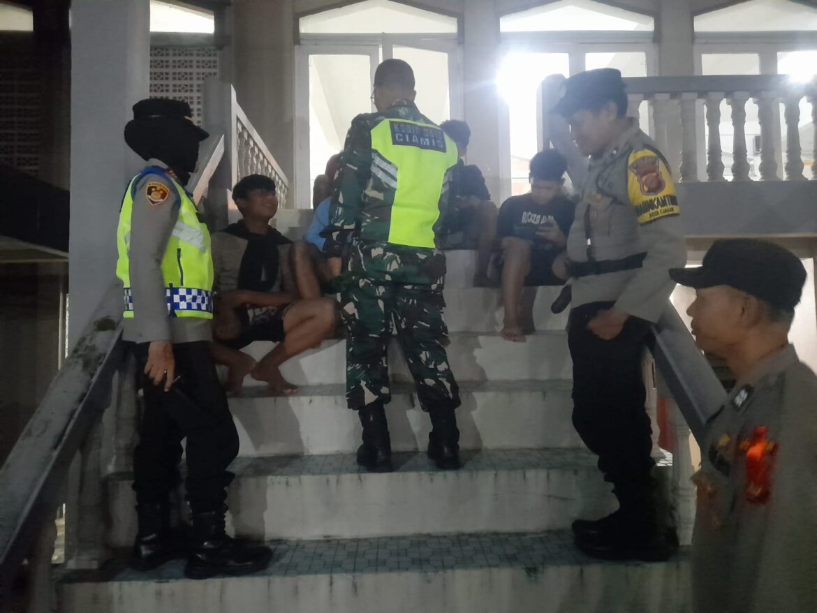 Jaga Harkamtibmas, Polsek Kawali Intensifkan Patroli Gabungan Kewilayahan Saat Malam Hari