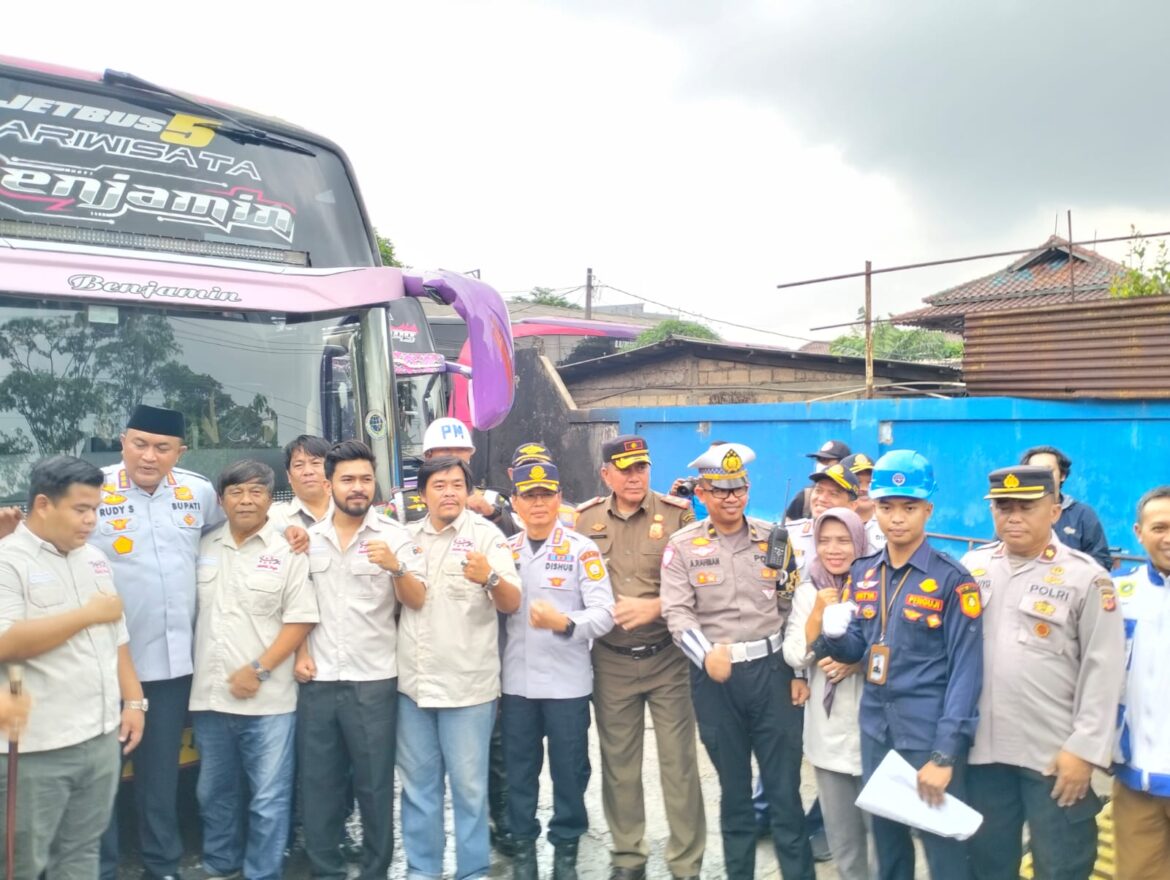Polres Bogor Bersama Stakeholder Terkait Dihadiri Bupati Kab. Bogor, Laksanakan Apel Siaga Angkutan Lebaran 2025 Serta Pengecekan Armada Bis Medal Jaya Dinas Perhubungan Kabupaten Bogor