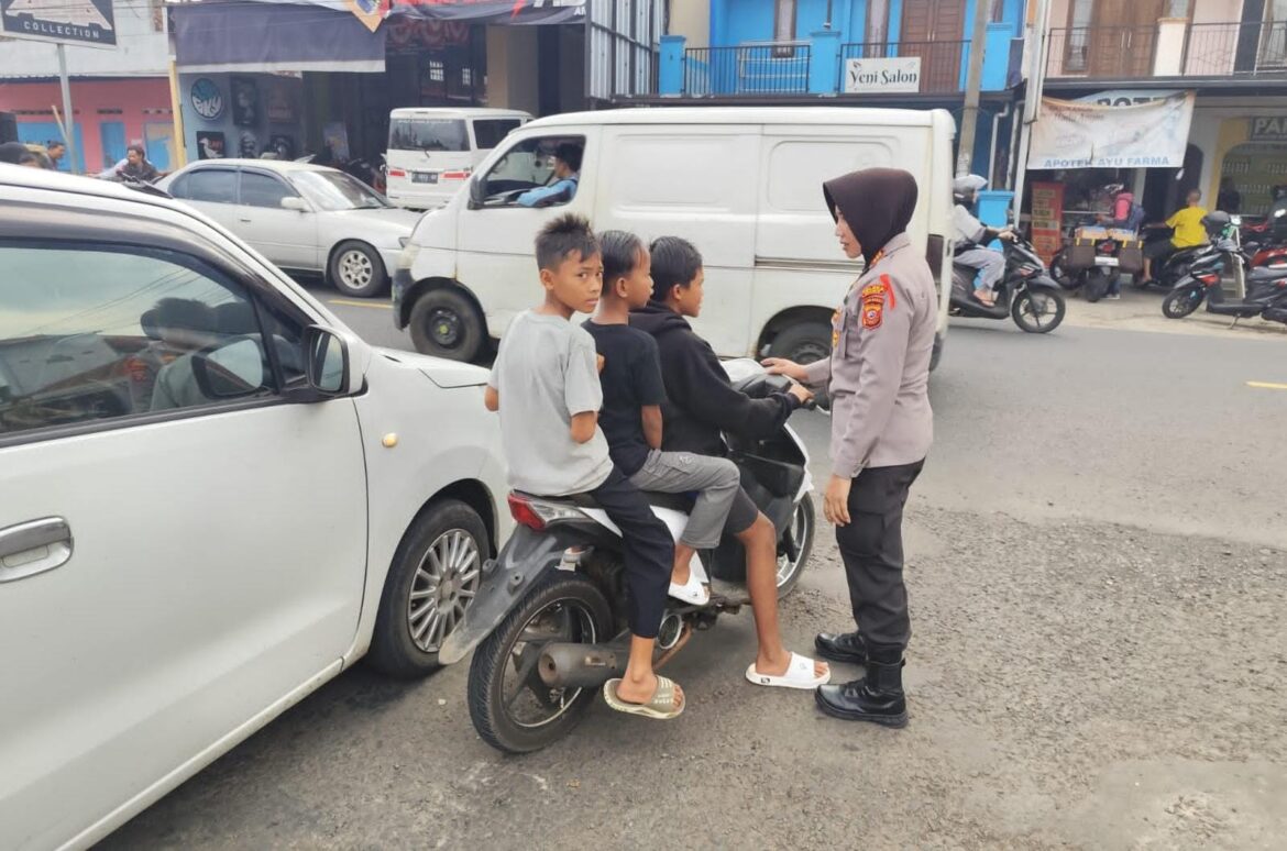 Pos Pam Kawali Ops Ketupat Lodaya 2025 Beri Pengamanan Warga Saat Ngabuburit di Kawali