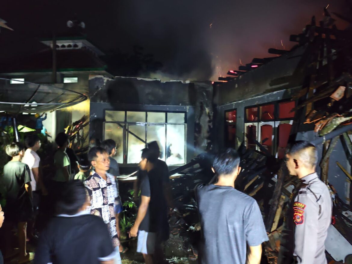 Diduga Tungku Menyala, Polsek Cipaku Polres Ciamis Datangi TKP Kebakaran Rumah di Selasari