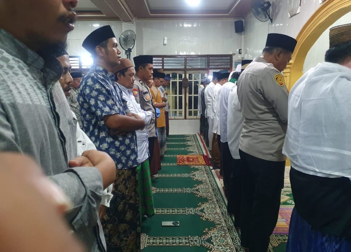 Kapolsek Kresek AKP A. Suryadi bersama Forkopimcam Kresek laksanakan Sholat Tarawih Keliling di Desa Pasirampo Kecamatan Kresek