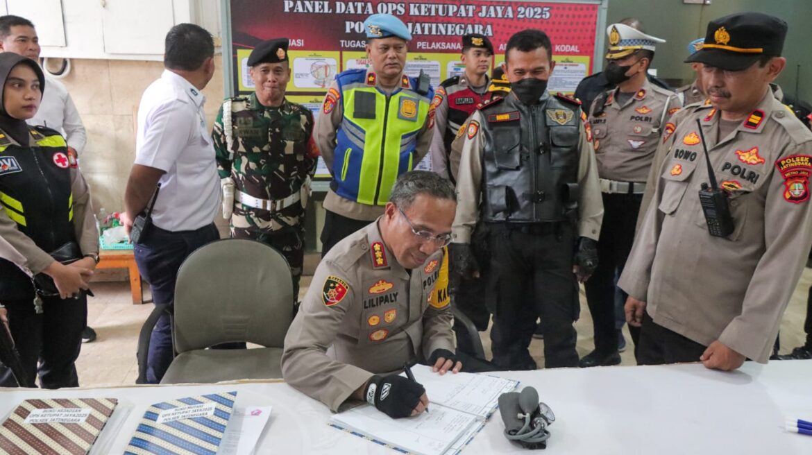 Kapolres Metro Jakarta Timur lakukan pengecekan Posyan Stasiun Jatinegara, Pastikan Pengamanan Arus Mudik Lebaran 2025 Maksimal