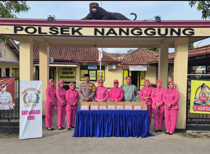 Polsek Nanggung Bersama Bhayangkari Berbagi Takjil Gratis‎