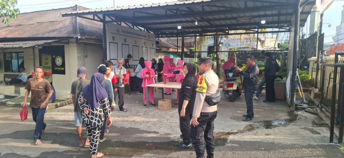 Kapospam Ops Ketupat Lodaya 2025 Serta Jajaran Wilayah Hukum Polsek Citeureup Bersama Ibu Ketua Sub Ranting Dan Bahayangkari Berbagi Takjil Untuk Warga Yang Akan Berbuka Puasa Ramadhan