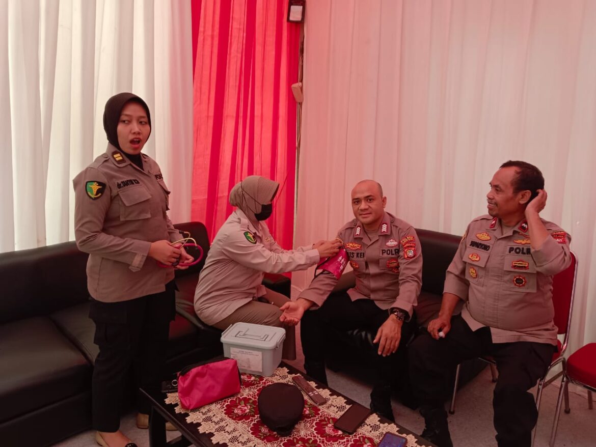 Peduli Kesehatan Petugas, Tim Dokkes Polres Metro Jaktim Kunjungi Pos Pam Pangkalan Jati
