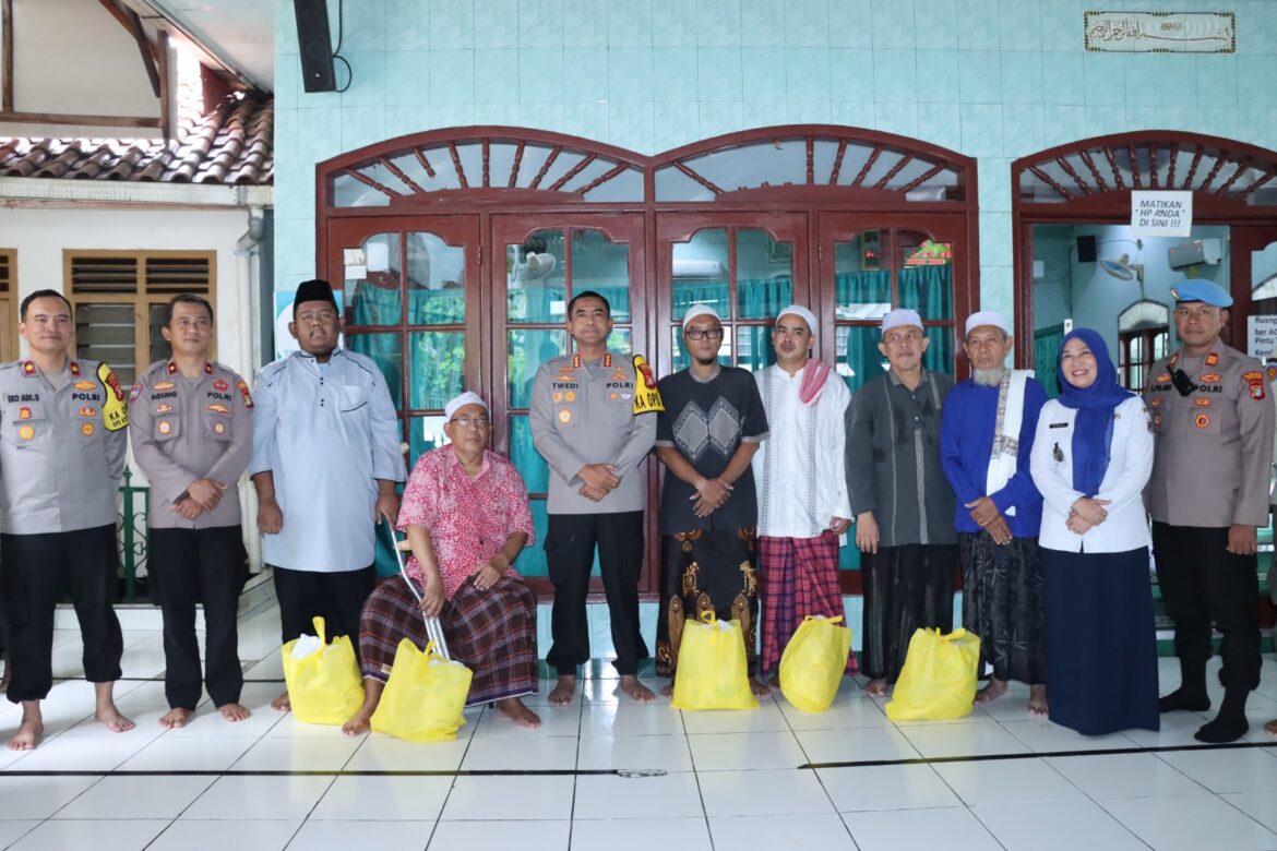 Kapolres Metro Jakarta Barat Safari Ramadhan, Shalat Dzuhur Berjamaah dan Bagikan Sembako kepada Pengurus Masjid Jami Al Maghfiroh