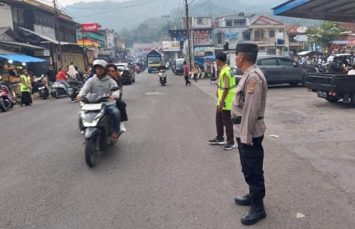 Cipkon, Polsek Panumbangan Polres Ciamis Siaga Saat Waktu Ngabuburit di Pasar Panumbangan