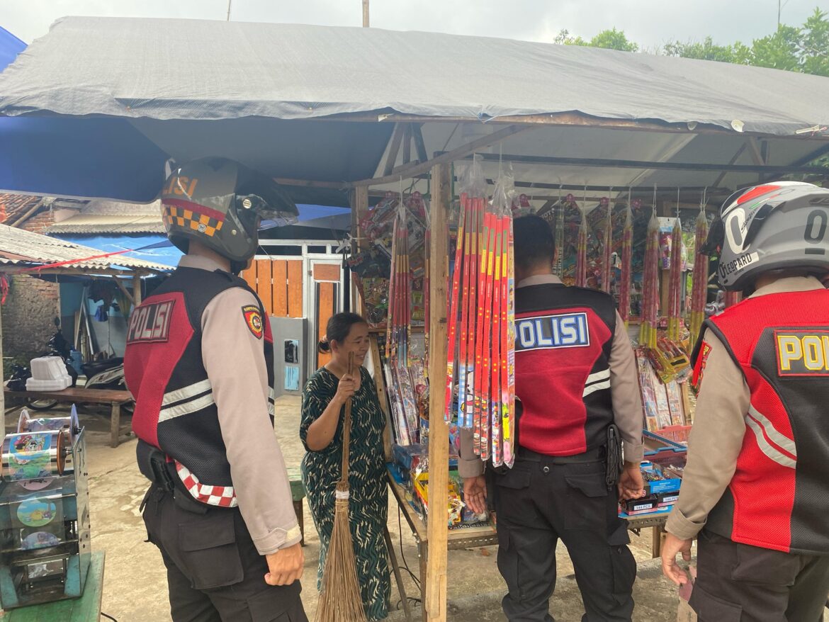 Cipkon Jelang Lebaran 2025, Satgas Preventif Polres Ciamis Patroli Datangi Pedagang Kembang Api