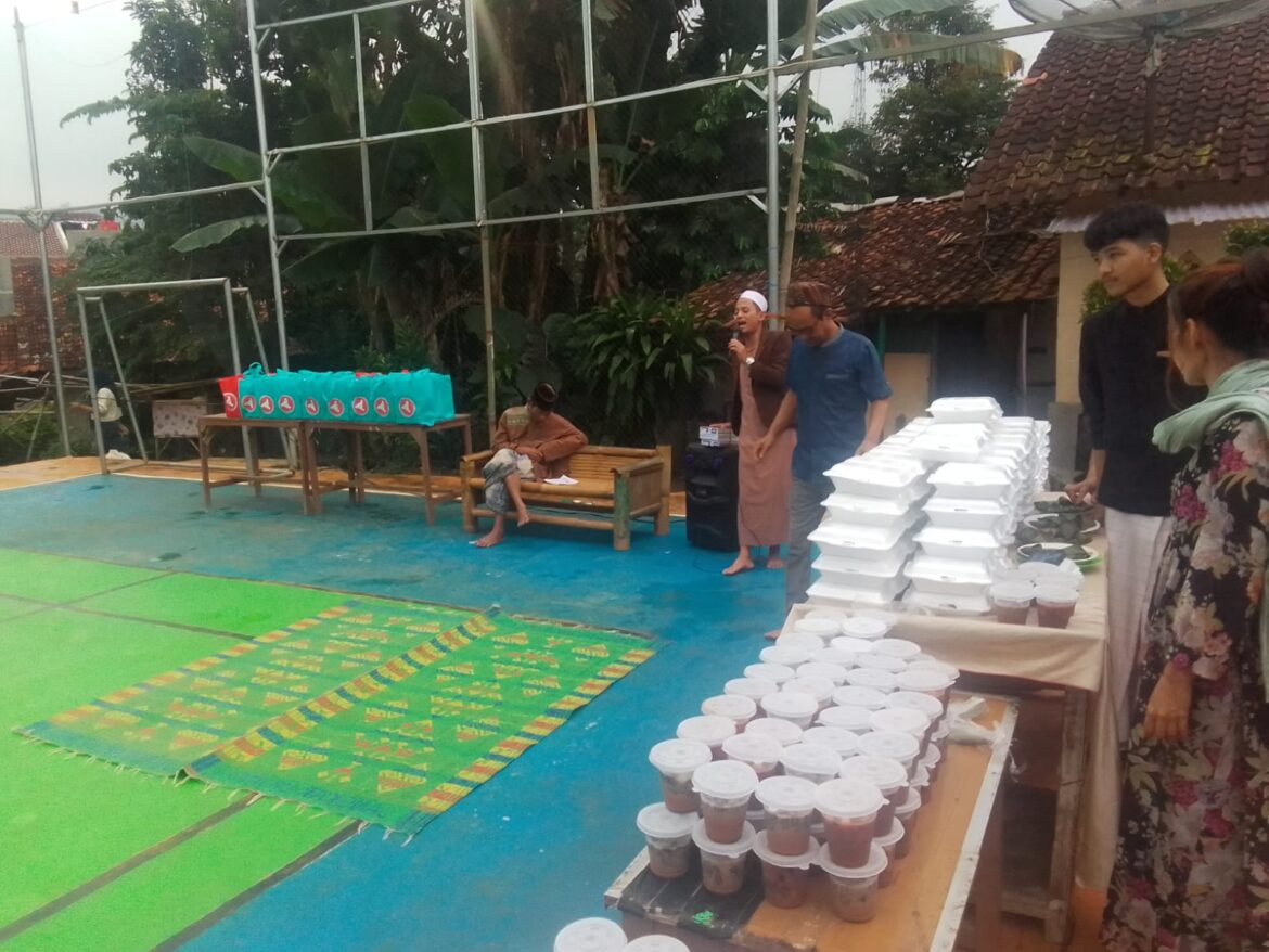 Masyarakat Bukber Di Lapangan Pemersatu Kp Pasirgintung