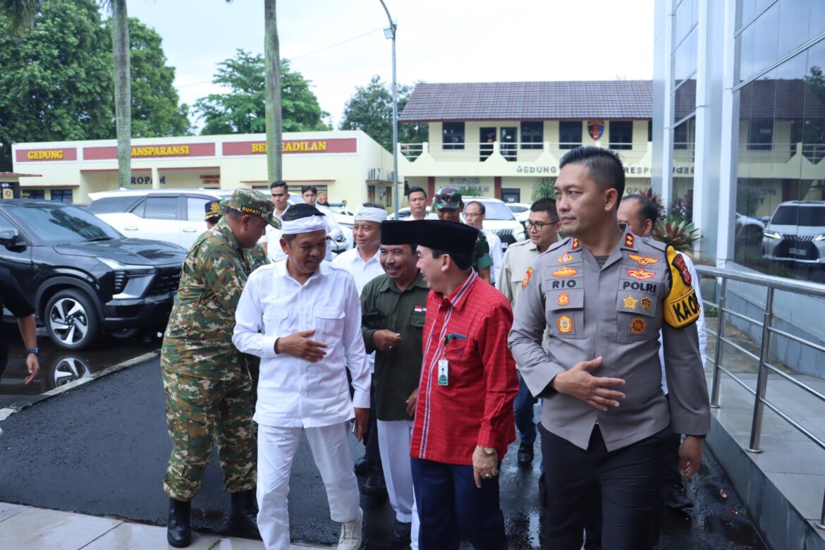 Kunjungan Kerja Gubernur Jawa Barat Didampingi Kapolres Bogor dan Forkompinda Berikan Kebijakan Konpensasi Kepada Sopir Angkot Libur Narik Sementara Waktu