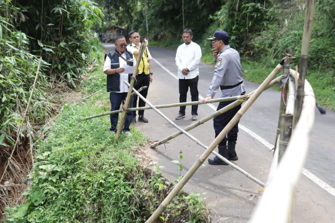Bupati Ciamis Tinjau Jembatan Rusak Akibat Bencana: Perbaikan Segera Dikebut