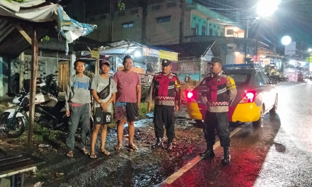 Berikan Rasa Aman Jelang Lebaran 2025, Personel Polsek Kawali Polres Ciamis Patroli Dialogis di Malam Hari