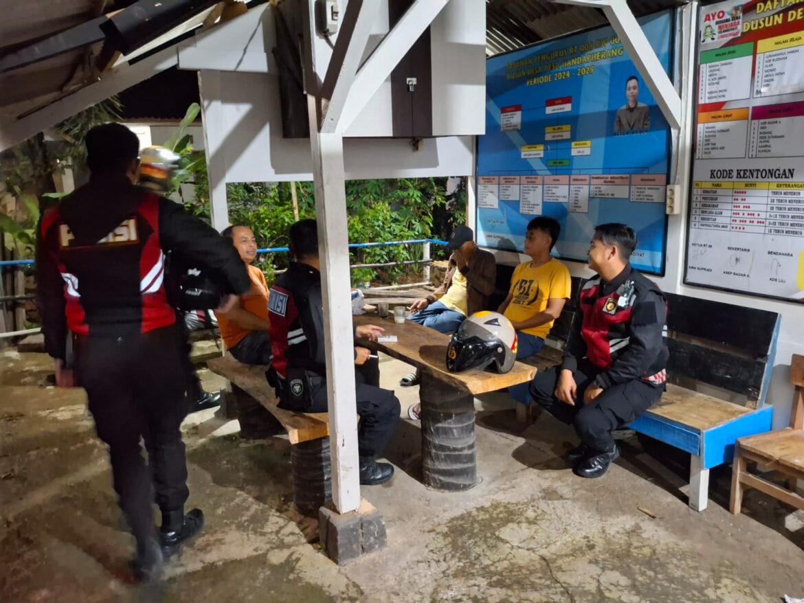 Humanis, Pasukan Satgas Preventif Roda 2 Patroli dan Beri Imbauan ke Warga di Pos Ronda