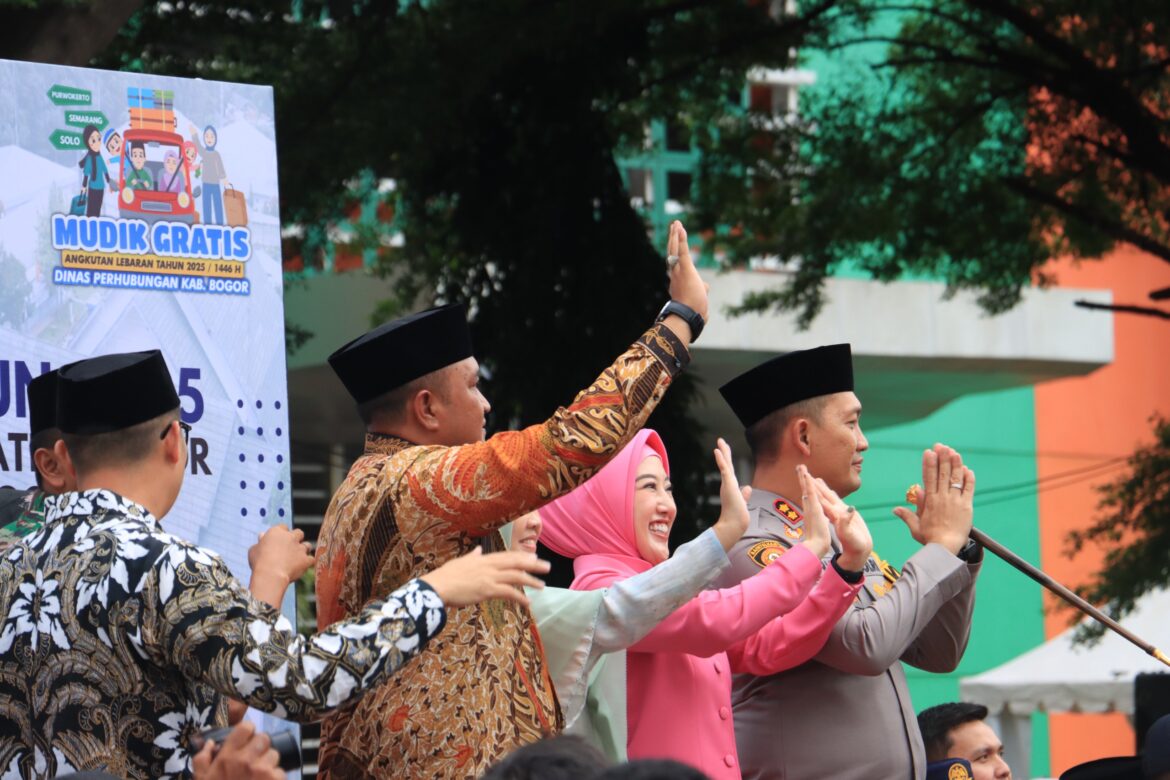 Kapolres Bogor bersama Forkopimda Didampingi Ketua Bhayangkari Cabang Polres Bogor Serta Jajaran, Berangkatkan Pemudik Gratis Sekaligus Musnahkan Ribuan Botol Miras Hasil Pengungkapan Operasi Ketupat Lodaya 2025